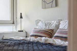 een slaapkamer met een bed met 2 kussens erop bij Skovnær Idyl: Charmerende 1BR Oase i Risskov in Risskov