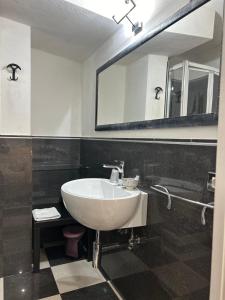 bagno con lavandino e specchio di Affittacamere 4 bassotti a Monterosso al Mare