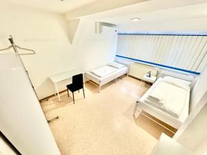 Kleines Zimmer mit einem Bett und einem Schreibtisch. in der Unterkunft Moderne Location für 12 Gäste in Top-City-Lage in Wolfsburg