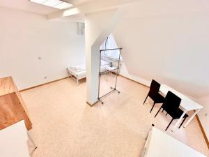 ein leeres Zimmer mit zwei Stühlen und einem Bett in der Unterkunft Moderne Location für 12 Gäste in Top-City-Lage in Wolfsburg