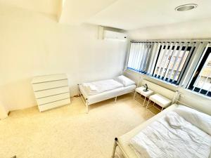 ein kleines Schlafzimmer mit einem Bett und einem Fenster in der Unterkunft Moderne Location für 12 Gäste in Top-City-Lage in Wolfsburg