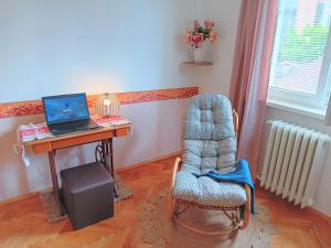 Zimmer mit einem Schreibtisch mit einem Stuhl und einem Laptop in der Unterkunft Romantic Bijoux in Central Sofia in Sofia