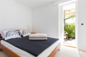 Dormitorio blanco con cama con almohadas en The Luxurious Lakeview Villa near Stockholm en Estocolmo