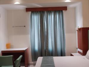Ένα ή περισσότερα κρεβάτια σε δωμάτιο στο Hotel Harshanaa Elite