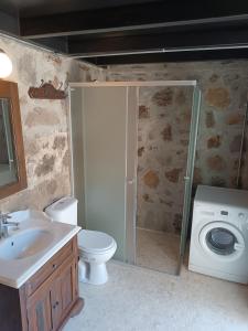 y baño con lavamanos y lavadora. en Stone House, en Bodrum City