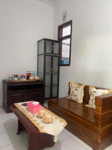 sala de estar con sofá y mesa en Griya Indah Homestay en Pacet