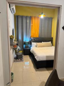 um pequeno quarto com uma cama e uma janela em شقة روز تايم em Al Ain