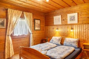 een slaapkamer met een bed in een houten hut bij Grashäusl in Grainau