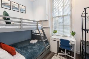 מיטה או מיטות קומותיים בחדר ב-Notting Hill Retreat 2 Bedroom