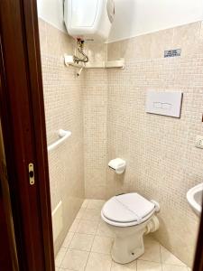 シャッカにあるB&B Antico Caricatore - Ex B&B Porta di Mareのバスルーム(トイレ、洗面台付)