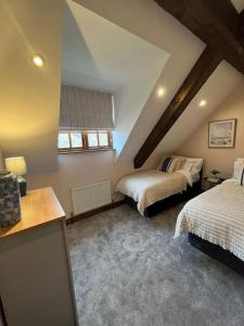 Habitación en el ático con 2 camas y ventana en Rare & exclusive country cottage, en Hurn