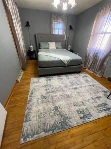 1 dormitorio con cama y alfombra en el suelo en Beautiful Trailside Haven on the Edge of Town, en Hibbing