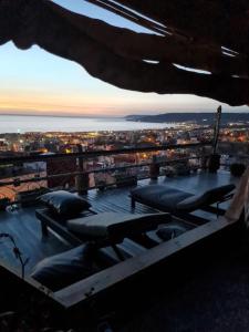 Tamraght Ou FellaTamraght 2 Bedroom Apt with Oceanview 3. Level的屋顶甲板配有沙发,享有城市美景
