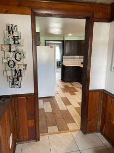 uma cozinha com um frigorífico branco e piso em azulejo em Beautiful Trailside Haven on the Edge of Town em Hibbing