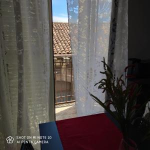 une fenêtre avec vue sur une maison dans l'établissement La casa di Antonia, à Catane