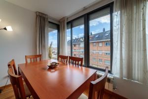 comedor con mesa y ventana grande en Ca Mari Apartamento con garaje en Zamora