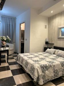a bedroom with a bed and a desk and a couch at Affittacamere 4 bassotti in Monterosso al Mare