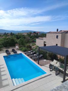 Πισίνα στο ή κοντά στο Lazy 8 Villa