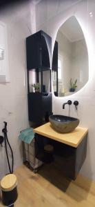 uma casa de banho com um lavatório e um espelho em Barbati breathtaking views em Barbati