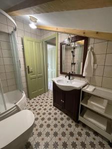 ein Badezimmer mit einem Waschbecken, einem WC und einem Spiegel in der Unterkunft Apartments Sanja in Krk