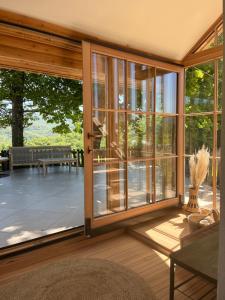 un porche cubierto con puertas correderas de cristal en House-tanjevica, en Kostanjevica na Krki