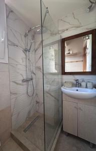 W łazience znajduje się prysznic i umywalka. w obiekcie Elia Studio w mieście Sokrákion