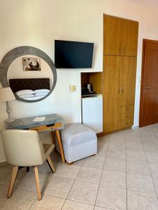 a living room with a desk and a chair at Sofotel in Koroni
