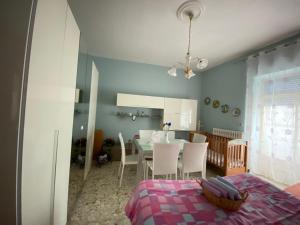 蒙特薩爾基奧的住宿－Appartamento Nonna Ida，厨房以及带桌椅的用餐室。