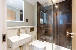 y baño con lavabo, ducha y aseo. en Dragon Suites - City Centre 2 Bed Luxury Mews House, en Edimburgo