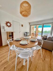 a dining room with a table and chairs and a couch at Bellissimo Appartamento Vistamare in Antibes