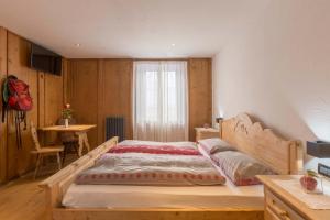 een slaapkamer met een groot houten bed in een kamer bij Historic Hotel Ristorante La Stua in Cavalese