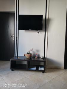 ein schwarzer Couchtisch mit einem Flachbildfernseher darauf in der Unterkunft Stella Luxury Apartment Kalathos in Kalathos