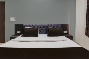 เตียงในห้องที่ Hotel The Champion Inn