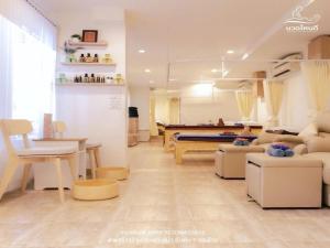 een woonkamer met een bank en een pooltafel bij Super OYO Capital O 564 Nature Boutique Hotel in Bangkok
