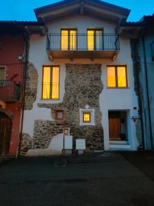 un edificio con ventanas y balcón. en Arduino41, en San Martino Canavese