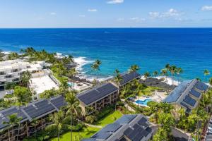 Luftblick auf ein Resort und das Meer in der Unterkunft Kona Makai 3-203 in Kailua-Kona