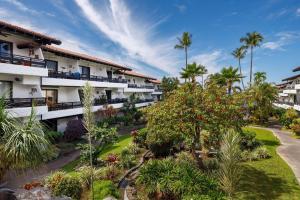 a view of the courtyard of a resort at Casa De Emdeko 204 in Kailua-Kona