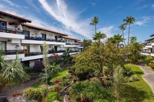 uitzicht op de binnenplaats van een resort bij Casa De Emdeko 204 in Kailua-Kona