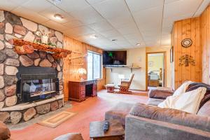 Posezení v ubytování Lake Wissota Home with Private Dock and Fire Pit!