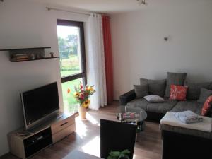 sala de estar con sofá y TV en Ferienwohnung im Herzen von Peitz en Peitz