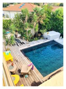 einen Blick über den Pool auf der Terrasse in der Unterkunft Belle Villa, piscine chauffée à 250m des plages in Biarritz