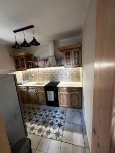 Kuchyňa alebo kuchynka v ubytovaní Domek letniskowy w Puszczy Augustowskiej z sauną i balią