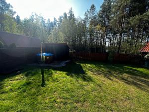 Vonkajšia záhrada v ubytovaní Domek letniskowy w Puszczy Augustowskiej z sauną i balią