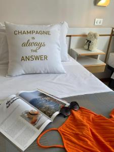 Una almohada que dice que el cambio es siempre la respuesta en una cama en Hotel Miriam, en Rímini