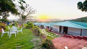 亞蘭博的住宿－Cashew leaf resort，享有房屋的空中景致,房屋设有椅子和庭院