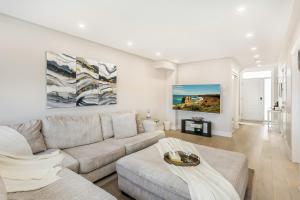 uma sala de estar com um sofá e uma mesa em Pristine Pet & Smoke Free 4-Bedroom home near Canada's Wonderland em Vaughan