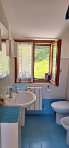 La salle de bains est pourvue de 2 lavabos et d'une fenêtre. dans l'établissement Rifugio collina del Sacro Cuore, à Ascoli Piceno