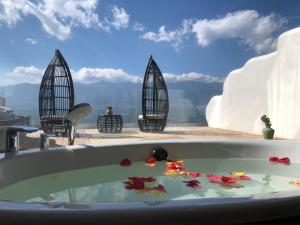 bañera con flores en el balcón en Dali Dare Sea View Gueshouse en Dali