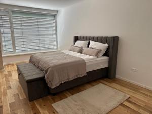 Кровать или кровати в номере Luxusný apartmán -ASTRO