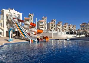 Sharm Hills Resort في شرم الشيخ: زحليقة مائية في مسبح في منتجع